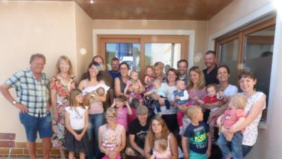 Bild: fm
Die jungen Familien mit Bürgermeisterin Brigitte Bachmann und dem Jugendbeauftragten Richard Wagner.