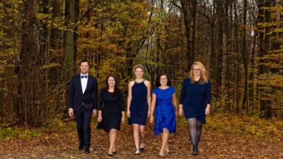 Bild: CMS-Medien/Michael Czok
Roland Nitzbon, Christina Gerl, Elena Weich, Johanna Dobmeier und Sylvia Niederkleine (von links) sind „herzig“. Sie sind am Samstag, 6. Juli, um 17 Uhr beim Bergfest zu hören, nicht wie im Flyer und Bergfest-Programm falsch angekündigt am Freitag.