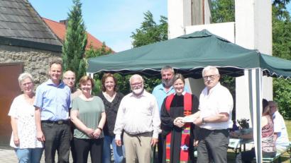 Bild: lep
Christian Pschierer (Zweiter von links), Josef Schreglmann (Dritter von rechts) und Reinhard Schneider (von rechts) vom Vorstand der Jagdgenossenschaft Kirchenthumbach überreichten eine 500-Euro-Spende an Pfarrerin Anne Utz. Der Kirchenvorstand sprach den Jagdgenossen dafür herzlichen Dank aus.