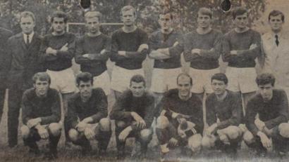 Bild: dob
Diese Kicker schrieben bei der SpVgg Fußballgeschichte die heute 50 Jahre später noch nachklingt (hinten, von links): Betreuer Andreas Fleißner, Erich Schafhauser, Max Walbrunn, Siegfried Weidl, Herbert Kraus, Peter Führnrohr, Rudolf Scholz, Gerd Pankotsch, Josef Werner, Edmund Haller, Roland Richter, Trainer Helmut Wende und der zu diesem Zeitpunkt stellvertretende und spätere Vorsitzende Hermann Vogt. Vorne, von links: Ambros Fürtsch, Heinz Reichelt, Alfons Fleischmann, Johann Gmeiner, Alfred Bodensteiner und Albert Stowasser.