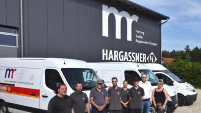 Bild: no
Blick auf Außenfassade mit Firmenfahrzeugen und dem Großteil des Personals.