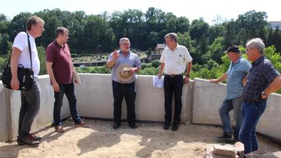 Bild: Thomas Dobler
Bürgermeister Armin Schärtl (Dritter von links) besichtigte am Dienstag mit Fachleuten die Baustelle des westlichen Zwingerwegs. Die Arbeiten sind schon weit fortgeschritten, eine Teileröffnung in diesem Jahr ist durchaus im Bereich des Möglichen.