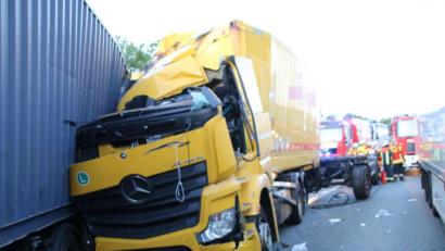 Bild: jma
Drei Lkw sind in einen schweren Unfall auf der A3 bei Neumarkt verwickelt.