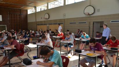 Bild: dob
Nicht ganz so heiß wird es in der Egelseeturnhalle wie in den Klassenzimmern der Realschule. 72 Absolventen müssen nun ihr Wissen abrufen und zu Papier bringen.