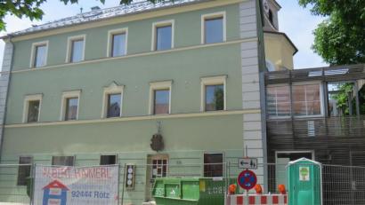 Bild: Köppl
In die ehemalige Stadtapotheke am Marktplatz kehrt wieder Leben ein. Der Bauausschuss genehmigte die Nutzungsänderung zu einer Steuerkanzlei.