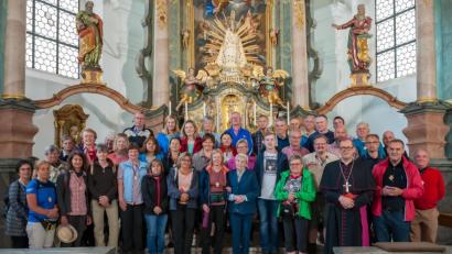 Bild: wms
Im Bild die Bärnauer Wallfahrer mit ihrem Pilgerführer Bernhard Häring, Weihbischof Dr. Josef Graf und dem Waldthurner Pfarrer Norbert Götz vor dem Gnadenbild „Unserer lieben Frau auf dem Fahrenberg“.