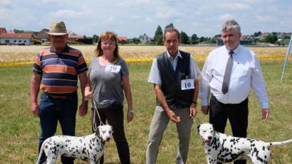 Bild: do
Nach einem ganztägigen Prüf-Marathon erwiesen sich bei den Rüden "Earl Emmerson vom Gramzower Kloster" mit Eigentümer Harald Böttcher (2.v.re.) und bei den Hündinnen "Chimaira von der Juraquelle" mit Züchterin Karola Kistler (2.v.li.) als Sieger des Tages. Es gratulierten Orga-Leiter Josef Kaufmann (li) und Richter Jürgen Rotsch (re)