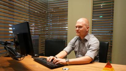 Bild: Christopher Dotzler
Für Benedikt Huber und die anderen Mitarbeiter der Sparkasse Schwandorf ist die Krawattenpflicht derzeit aufgehoben. Bei der Hitze dürfen sich die Mitarbeiter legerer kleiden.