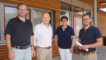Bild: du
Auf breite Zustimmung stoßen die Planungen von Bürgermeister Ernst Lenk (rechts) zum geplanten Ausbau der Kinderbetreuung bei einem Ortstermin im Kindergarten bei Pfarrer Thomas Stohldeier (vonn links), Kindergartenbeauftragten Ernst Lenk senior und Kindertagestättenleiterin Manuela Scharnagl.