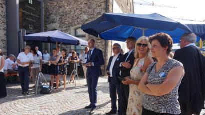 Bild: eib
Gut beschirmt und aufmerksam verfolgten CeBB-Leiterin Veronika Hofinger, Trägervereinsvorsitzende Irene Träxler, Regierungspräsident Axel Bartelt, Regensburgs Dritter Bürgermeister Jürgen Huber, der Pilsner Hauptmann Josef Bernard (von rechts) sowie Gäste die Ansprachen der Grußworte.