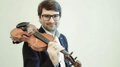 Bild: exb/F. Reimann
Beim Auftritt des Singrün-Orchesters am Gymnasium spielt Benedikt Wiedmann die Sologeige.