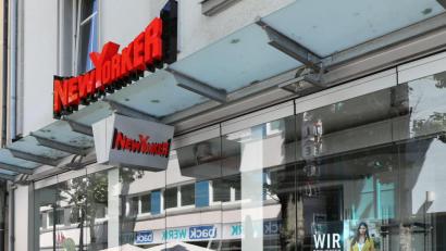 Bild: Wolfgang Steinbacher
Seit Samstag ist der „New Yorker“ in der Max-Reger-Straße geschlossen. Ein Plakat verrät: Die Filiale zieht ins NOC um.