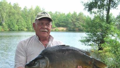 Bild: rgr
Walter Rimkus zieht den schwersten Fisch an Land. Sein Karpfen wiegt 7580 Gramm.