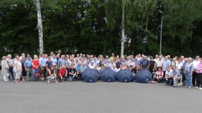 Bild: rn
Eine große Eschenbach-Familie versammelt sich zur Abreise der Eidgenossen. Die neuen Gemeinderäte aus der Schweiz präsentieren dabei ihre frisch erhaltenen Schirmen „Mein Herz schlägt für Eschenbach".