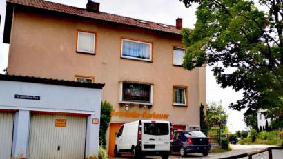 Bild: Thomas Dobler
Der 26. April 2018 bleibt den Inhabern dieses Getränkemarkts in Bruck in Erinnerung. Denn gegen 16.30 Uhr betritt ein Räuber das Geschäft, komplett schwarz gekleidet und vermummt. Er hält den Ladenbesitzern ein Messer entgegen und fordert Bargeld.