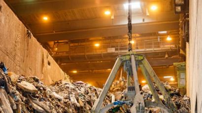 Bild: Hösamer
Die Abfallberge wachsen. Das Müllkraftwerk stößt an seine Kapazitätsgrenzen. Die Folge könnte sein, dass die Anlieferung von Abfall aus Gewerbe und Industrie phasenweise gestoppt werden muss.