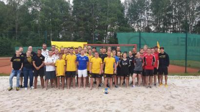 Bild: msh
Sechs Mannschaften messen sich beim Beachsoccer-Turnier der "Rußweiherborussen". Am Ende gewinnen die Fußballer des SC Eschenbach (rote Trikots).