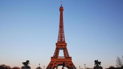 Bild: XinHua/dpa
30.03.2019, Frankreich, Paris: Der Eiffelturm ist vor blauem Himmel zu sehen. Aus Anlass des 130-jährigen Bestehens des Eiffelturms finden ab dem 30. März zahlreiche Veranstaltungen mit Performance, Fotoshows und Spielen statt. Foto: --/XinHua/dpa +++ dpa-Bildfunk +++ |