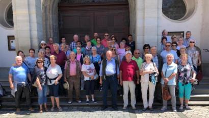 Bild: gpa
Beim Stadtspaziergang durch Lindau kommt die „frohsinnige“ Gruppe mit ihrem Reiseleiter Erwin Dromann (vorne, Vierter von rechts) auch an der katholischen Pfarrkirche vorbei.