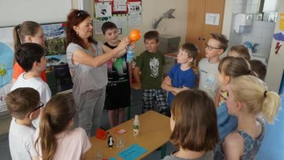 Bild: weu
In anschaulichen Versuchen, die die Schüler begeisterten, machte Sabine Domscheit das Kohlendioxid-Problem sichtbar.