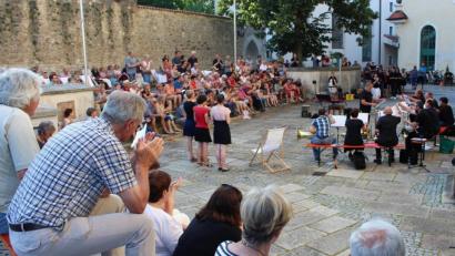Bild: Dagmar Williamson, dwi
Charmante Umgebung und lockere Stimmung: Das Konzert der OTH-Seelsorge zieht auch neugierige Passanten in seinen Bann.