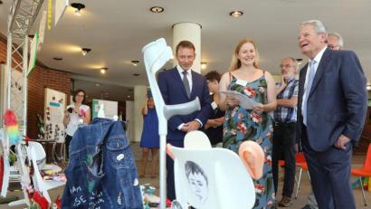 Bild: Wolfgang Steinbacher
Katharina Meyer (Mitte) von der Oase Weiden führt Altbundespräsident Joachim Gauck (rechts) und Bürgermeister Jens Meyer durch die Inklusions-Ausstellung im Neuen Rathaus in Weiden.