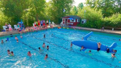 Bild: bsc
„Freibad statt Schule“, lautete am Mittwoch das Motto der Grundschulen Friedenfels und Wiesau. Ziel war das Friedenfelser Freibad. Hier verbrachten die Kinder mit den Lehrern unbeschwerte Stunden.