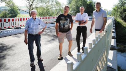 Bild: Götz
Die Sanierung der Schwarzachbrücke in Willhof ist abeschlossen. Zufrieden mit dem Ergebnis zeigten sich (von links) Bürgermeister Georg Köppl, Stephan Strauß von der Firma Guggenberger, Peter Knijnenburg vom Ingenieurbüro "K+U-Plan" und Johannes Schießl von der VG Nabburg.