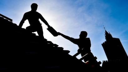 Symbolbild: Patrick Pleul/dpa
In der Oberpfalz häufen sich die Meldungen über betrügerische Dachdecker.