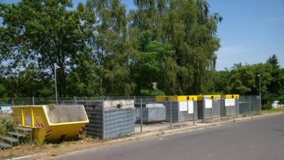 Bild: mte
Geleerte Container, aufgeräumte Wertstoffinsel, eine saubere Königsberger Straße: So sieht’s nach der außerordentlichen Räumung am Mittwochnachmittag aus. Zuvor türmten sich vier Tage lang auf einer Strecke von zehn Metern Müllsäcke, Flaschen und Kartonagen vor dem Containerstandort.