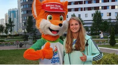 Bild: exb
Corinna Schwab und das offizielle Maskottchen der Europa-Spiele 2019 in Minsk: Lesik, der Wüstenfuchs aus Afrika ist an die Romanfigur aus dem kleinen Prinzen von Antoine de Saint-Exupéry angelehnt.