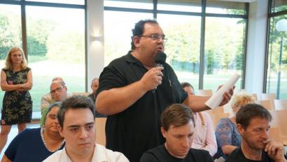 Bild: Christopher Dotzler
Michael Schickram vom Wirtschaftsforum trug bei der Bürgerversammlung seine Anliegen vor.