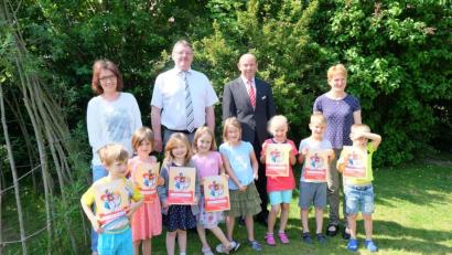 Bild: Stefanie Gradl
Kindergartenleiterin Agnes Strobl, Stefan Nicol von der Sparkasse Amberg-Sulzbach, Bürgermeister Hans-Martin Schertl und Kursleiterin Eva Lange gratulieren den Kindergartenkindern zu ihrem Zeugnis.