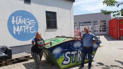 Bild: Cornelia Aschenbach
Cornelia Aschenbach, Leiterin des Jugendzentrums Hängematte, und Ferdinand Strobl am Container, den die Teilnehmer des Graffiti-Workshops aufgehübscht haben.