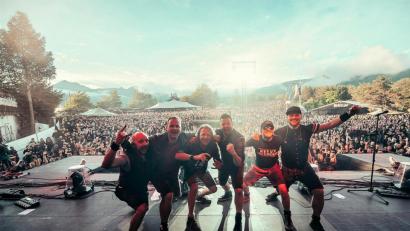Bild: Patrick Schneiderwind/hfz
Die Trogaluer spielen beim Alpen-Flair in Südtirol vor 15000 Besuchern