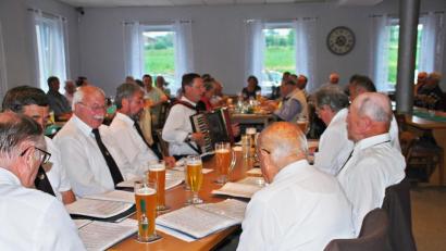 Bild: enz
Den Abschluss des Heimattreffens bildete der Egerländer Heimatabend mit der Singgruppe der Eghalanda Gmoi z'Waldsassen unter der Leitung von Alois Fischer (mit Akkordeon)