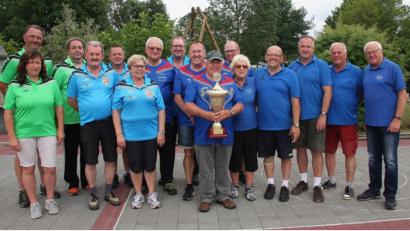 Bild: wro
Pokalsieger beim achten Hösl-Cup des ESC Wiesau wurde der TSV Friedenfels (Bildmitte). Das Turnier auf der Sommerstockbahn leitete Reinhard Loos (ganz rechts).
