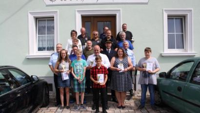 Bild: bjp
Generationsübergreifend gut getroffen haben die Bestplatzierten des Kreisvergleichsschießens der Soldatenkameradschaften. Hierzu gratulieren Soldatenbunds-Kreisvorsitzender Richard Hofmann (zweite Reihe, rechts), Kreisschießwart Herbert Betzl (zweite Reihe, links), der Burkhardsreuther Ortsvorsitzende Markus Reiß (zweite Reihe, Zweiter von rechts) und Bürgermeisterin Carmen Pepiuk (oben, links).