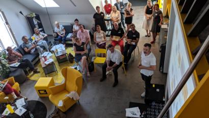 Bild: axs
Wie der Service-Design-Ansatz in der Praxis umgesetzt werden kann, zeigte auch Thomas Franz (vorne rechts), Geschäftsführer der „C3 marketing agentur“. Bei der Veranstaltung der IHK bei C3 empfahl Franz auch mehr Mut zu Fehlern. „Denn nur wer wagt, kann auch gewinnen“, so der C3-Geschäftsführer.