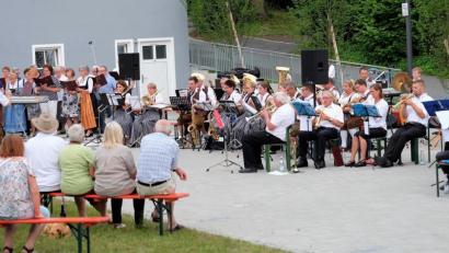 Bild: wlr
Mehr Platz für Musiker und Gäste gibt es bei der Serenade auf dem neuen Dorfplatz.