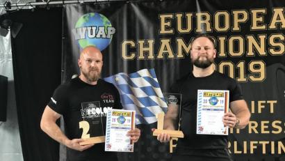 Bild: exb
Die Athleten des KSP Weiden fuhren bei der EM Erfolge ein. Beim Bankdrücken wurde Tim Kassner (links) Zweiter in seiner Gewichtsklasse, Mariusz Matejko gewann in seiner Klasse den Titel.