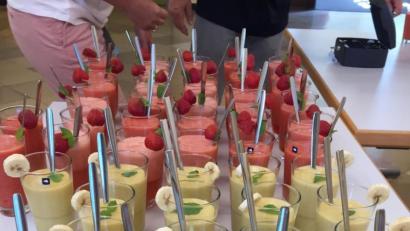 Bild: Katrin Schön
Die Smoothies schmeckten nach Erdbeere oder Mango. Alle Erasmus-Gymnasiasten kamen am Mittwoch in den Genuss dieser vitaminreichen Erfrischung.