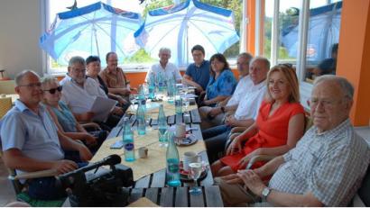 Bild: Portner
„SPD vor Ort“: MdB Marianne Schieder (Fünfte von rechts) hatte zum kommunalen Fachgespräch auf die Terrasse der Freibad-Gaststätte nach Perschen eingeladen. Die drei SPD-Bürgermeister im Landkreis, Kommunalpolitiker und Altlandrat Hans Schuierer (rechts) diskutierten zur „Strabs“.