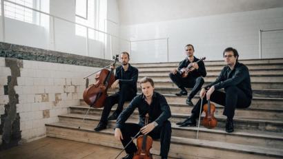 Bild: Stefanie Gradl
Die vier jungen Musiker Michal Sedlácek (Geige), Jan Maceek (Geige), Thomáš Krejbich (Viola)
und Mat j Št pánek (Violoncello) aus Tschechien bilden den krönenden Abschluss des Künstlersymposiums.