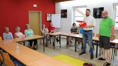 Bild: njn
Eine Auffrischung in Sachen Erste Hilfe vermittelte den Teilnehmern BRK-Bereitschaftsleiter Sven Lehner (zweiter von rechts). Mit auf dem Bild Roland Lochner vom Generationen Netzwerk der Stadt.