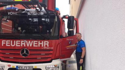 Bild: dob
Durch parkende Fahrzeuge ist ein Rettungseinsatz bei einem Notfall in der Sophienstraße nicht möglich. Die Stützpunktfeuerwehr mit Kommandant Mario Dobmayer führte den Gremiumsmitgliedern des Verkehrsausschusses die prekäre Situation deutlich vor Augen. Ein schlanker Feuerwehrmann wie der Kommandant kommt gerade noch aus dem Führerhaus der Drehleiter.