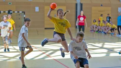Bild: gud
Die Mannschaften lieferten sich packende Begegnungen: Das Grundschulturnier stellte die ganze Dynamik des Handballsports unter Beweis. Das Bild zeigt die spätere Torschützenkönigin Sarina Krämer (Grundschule Teunz) beim erfolgreichen Wurf.
