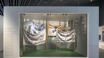 Bild: Haus der Bayerischen Geschichte/www.altrofoto.de
WAA: Selbstgestaltete Fahnen und Banner aus dem Anti-WAA-Protest in Wackersdorf haben eine eigene Bühne im Museum bekommen.