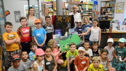 Bild: Kunz
Schüler der Klasse 2a an der Gerhardingerschule besuchen Leseraupe Regibert in der Regionalbibliothek.