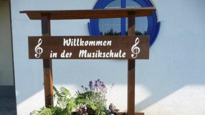 Bild: kwl
Freundlichkeit vermittelt bereits der Eingang zur Musikschule. Am Freitag ist im Lehrerzimmer der Institution von 16.30 bis 17.30 Uhr sowie am Samstag von 10 bis 11 Uhr offizieller An- und -abmeldetermin.